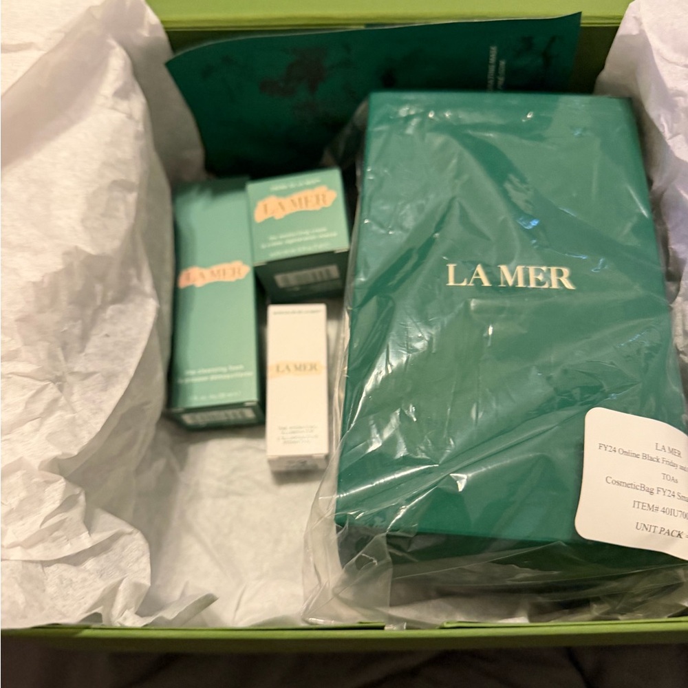 La Mer Skincare Set in Teal and Mint Green with Bonus Mini Makeup Bag - Picture 5 of 6